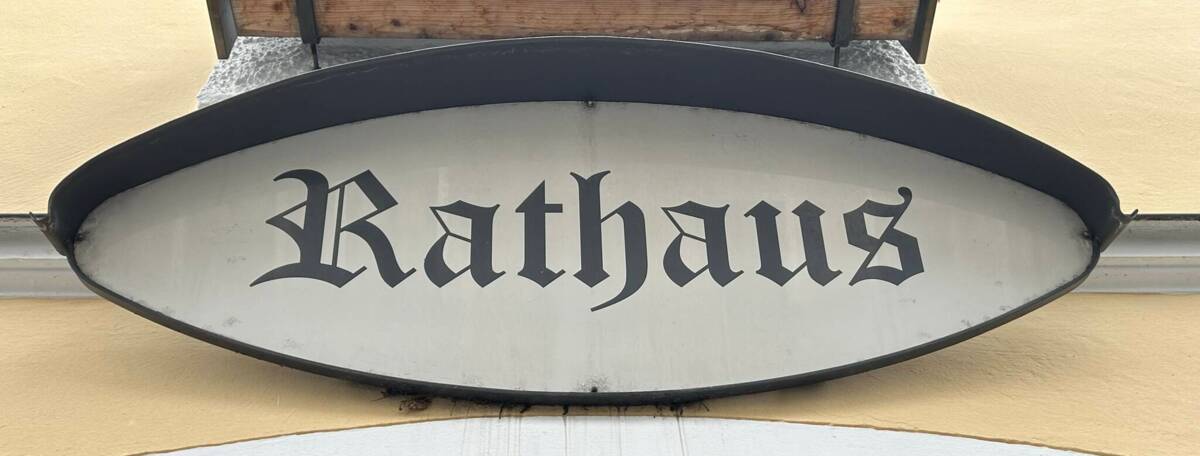Rathaus Schriftzug