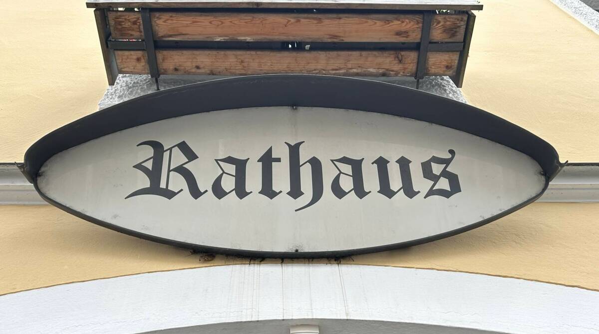 Rathaus Schriftzug