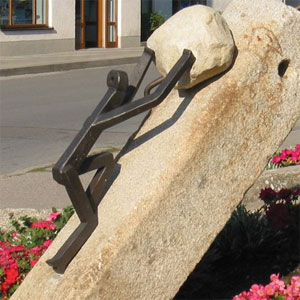 Sisyphusskulptur vor dem Museum