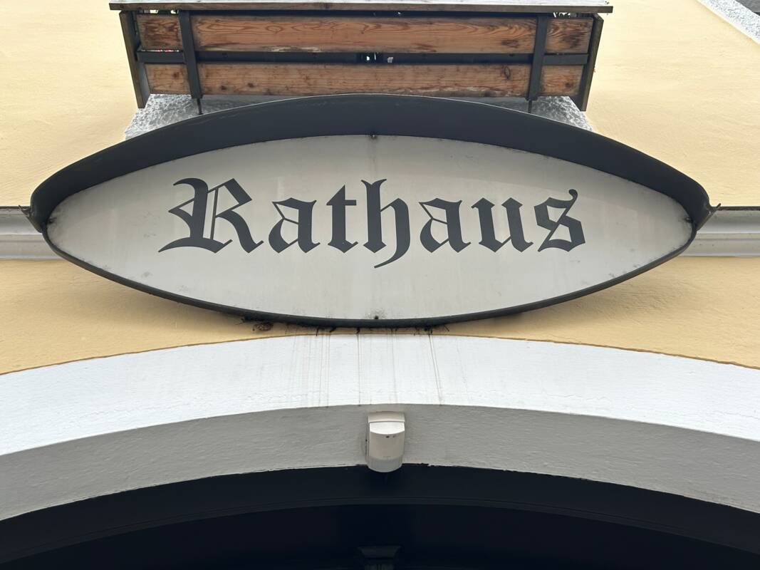 Rathaus Schriftzug